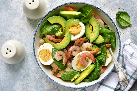 Avocado salad with baby spinach, shrimps and boiled eggs